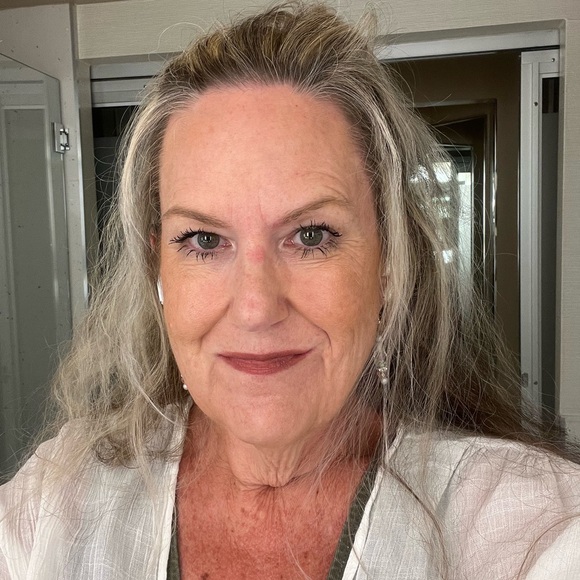 Meet your Posher, Gretchen - Picture 2 of 3